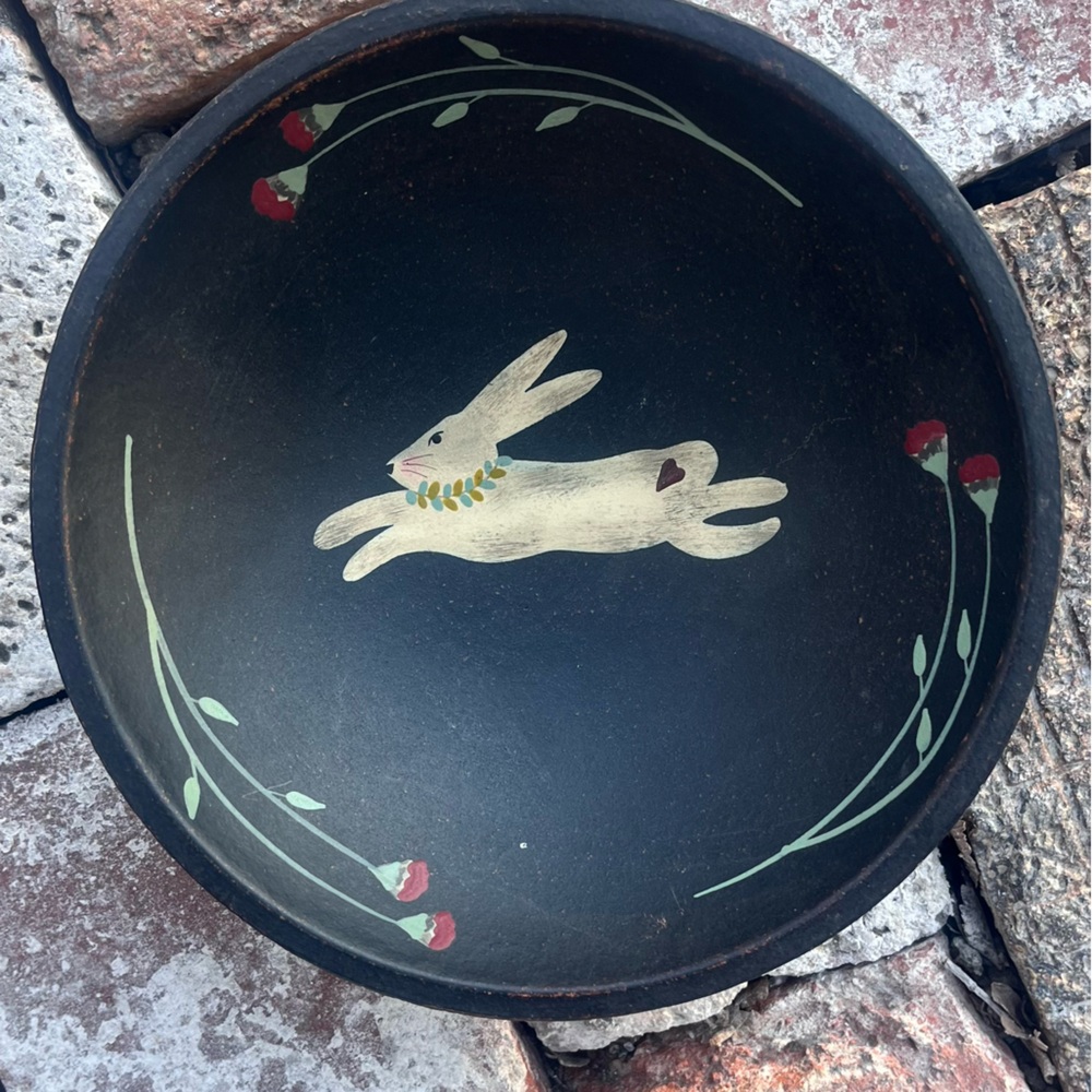 Adorable Americana style wooden hand painted bowl w a bunny design.